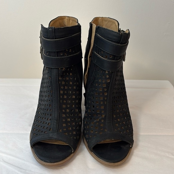 Brash Peep Toe Laser Cut Side Zip Ankle Heeled Boot Bootie Women Size 8.5 Black - Picture 2 of 11